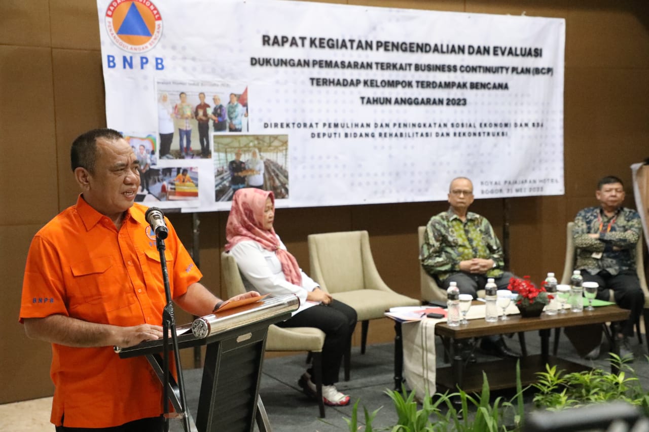 Deputi Bidang Rehabilitasi dan Rekonstruksi BNPB Jarwansah (baju orange) memberikan sambutan saat rapat Pengendalian dan Evaluasi Dukungan Pemasaran Terkait Business Continuity Plan (BCP) Terhadap Kelompok Terdampak Bencana Tahun Anggaran 2023 dihelat di Bogor, Jawa Barat pada Rabu (31/5).